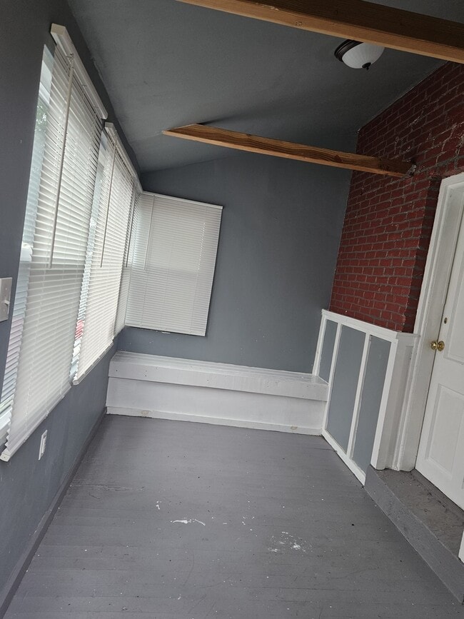 Building Photo - 47 1/2 Putnam St