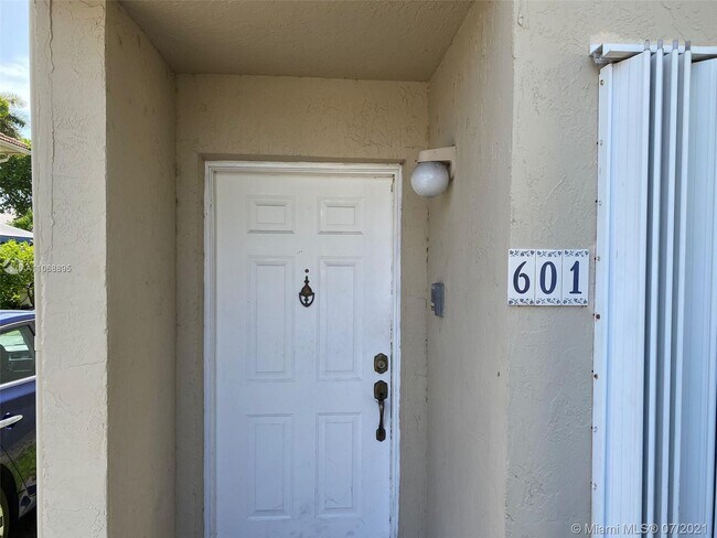 Building Photo - 531 NW 82nd Ave 601 Miami Fl 33126