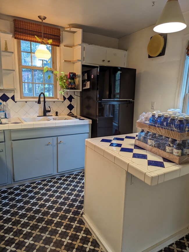 gorgeous tiled kitchen - 605 Ervay Ave