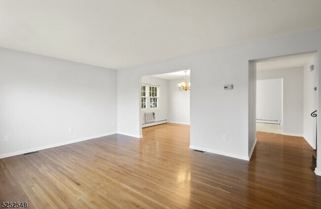 Foto del edificio - 10 Roseland Ave
