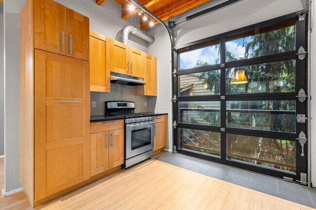 Building Photo - 468 NE Brazee St
