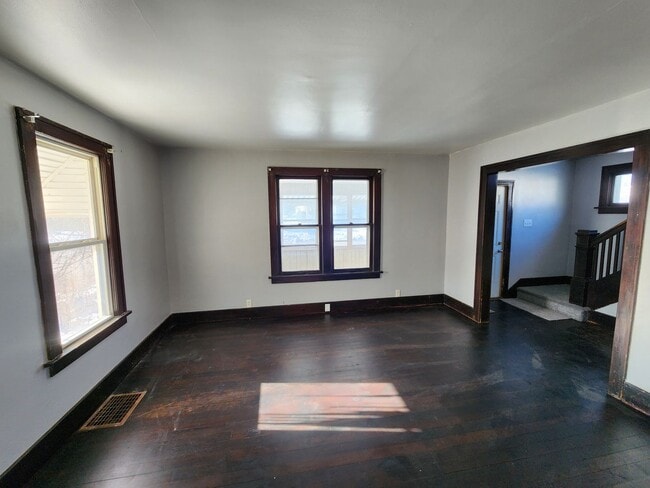 Building Photo - 3 Bedroom Home with 2 Car Detached Garage in East Moline