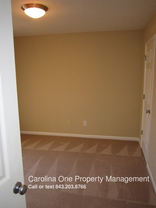 Building Photo - 7877 Park Gate Dr
