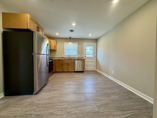 Building Photo - Modern Renovated Apartment Close to VT and Downtown