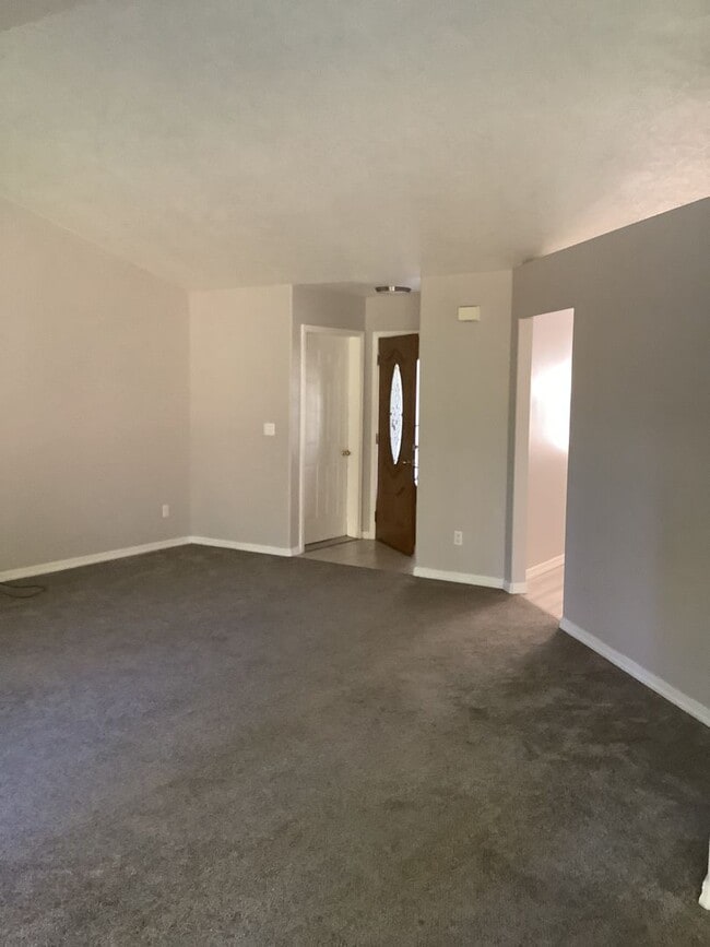 Building Photo - Beautiful 3 bedroom/2 bath