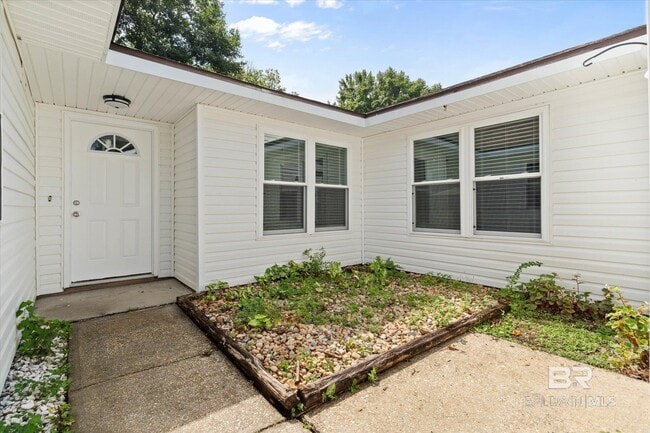 Building Photo - 122 Lake Forest Blvd