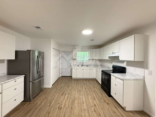 Building Photo - 242 Glamis Ave