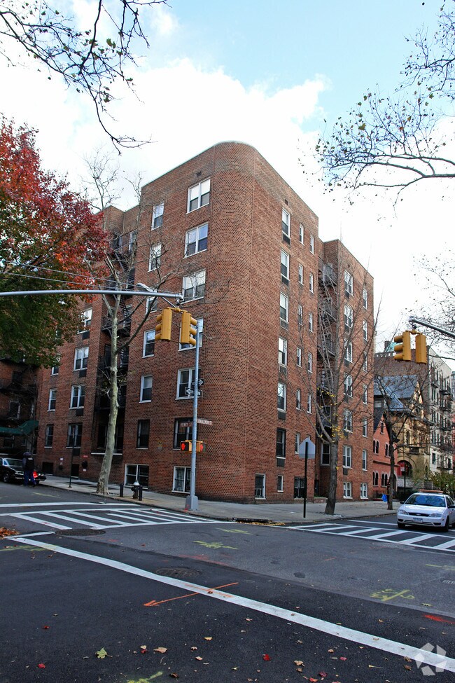 Building Photo - 245 Henry St