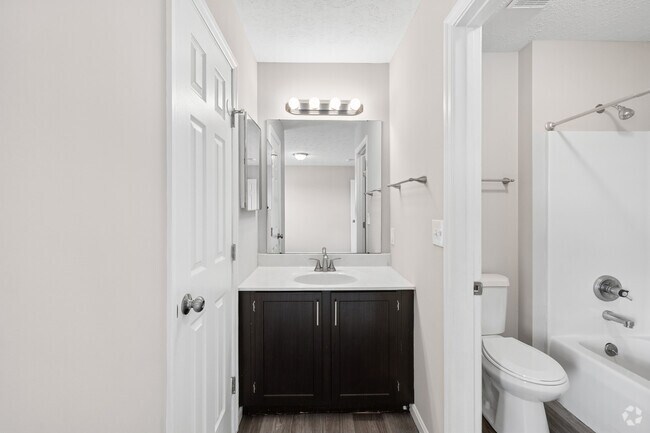 3 habitaciones, 2 baños - 1232 pies cuadrados - Baño principal - Spinnaker Cove Apartments