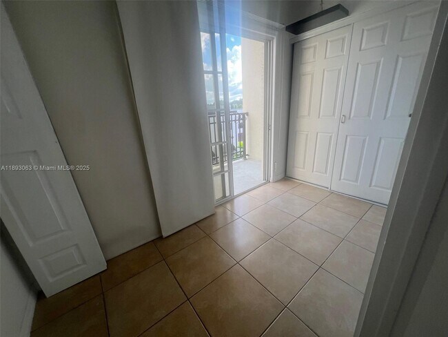 Foto del edificio - 5271 SW 8th St