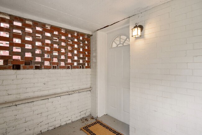 Foto del edificio - 3805 New Hampshire Ave NW