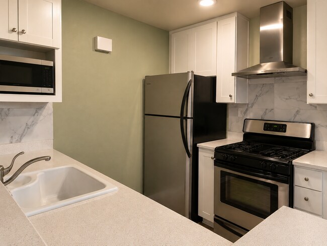 Foto del edificio - Welcome to your condo in a quiet gated community in Chatsworth, CA!