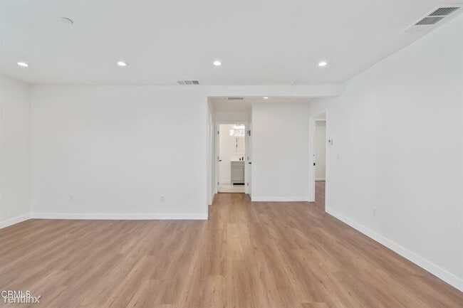Building Photo - 2 br, 2 bath 4plex - 5423 1/4 Ash St