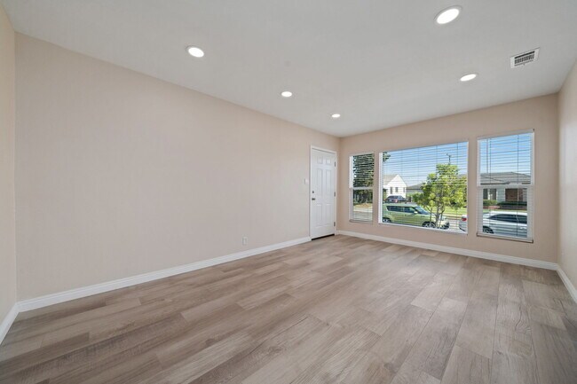 Building Photo - 1706 W 136th St