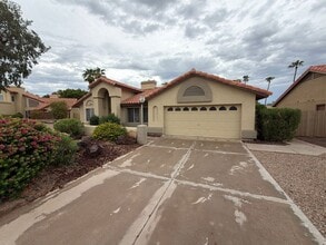 Building Photo - 837 N Oak Ct