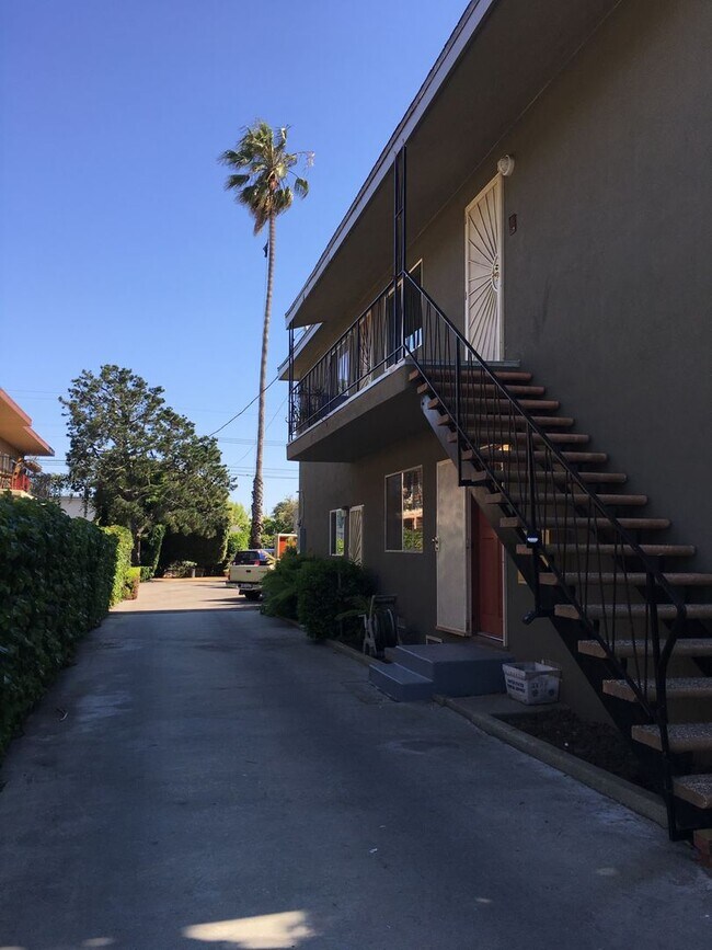Foto del edificio - 12946 Walsh Ave
