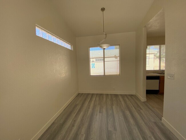 Foto del edificio - 1 Bedroom Condo - W Tropicana/Decatur - 2nd floor unit.