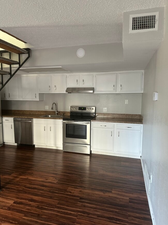 Building Photo - 2447 S Graham Dr
