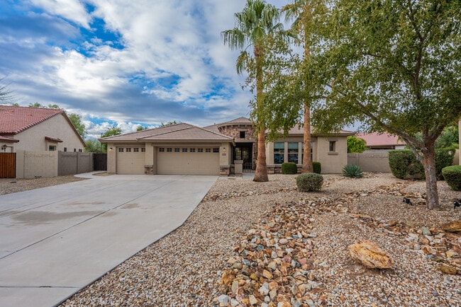 Building Photo - 13354 W San Miguel Ave