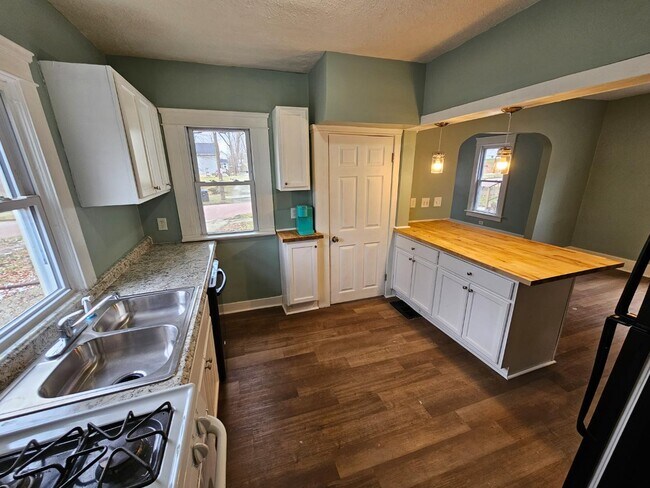 Building Photo - 442 Matthews St