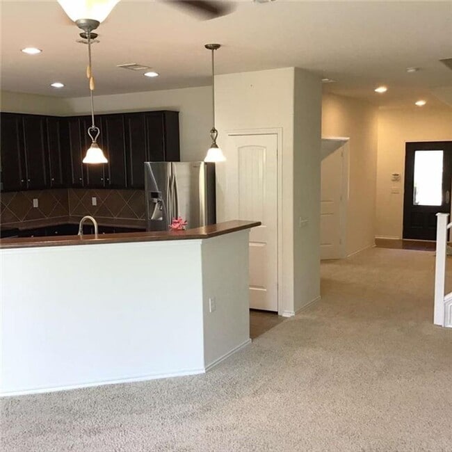 Building Photo - Extensive solar panels resulting in minimal to no electric cost. Dont Miss out!