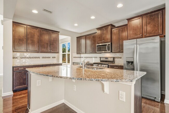 Foto del edificio - Available Now! 5 Bedroom, 3 Bath with Fenced In Backyard