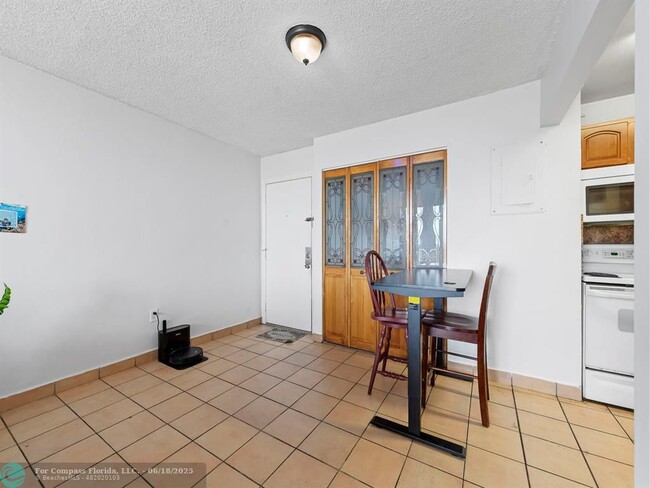 Building Photo - 310 Fontainebleau Blvd