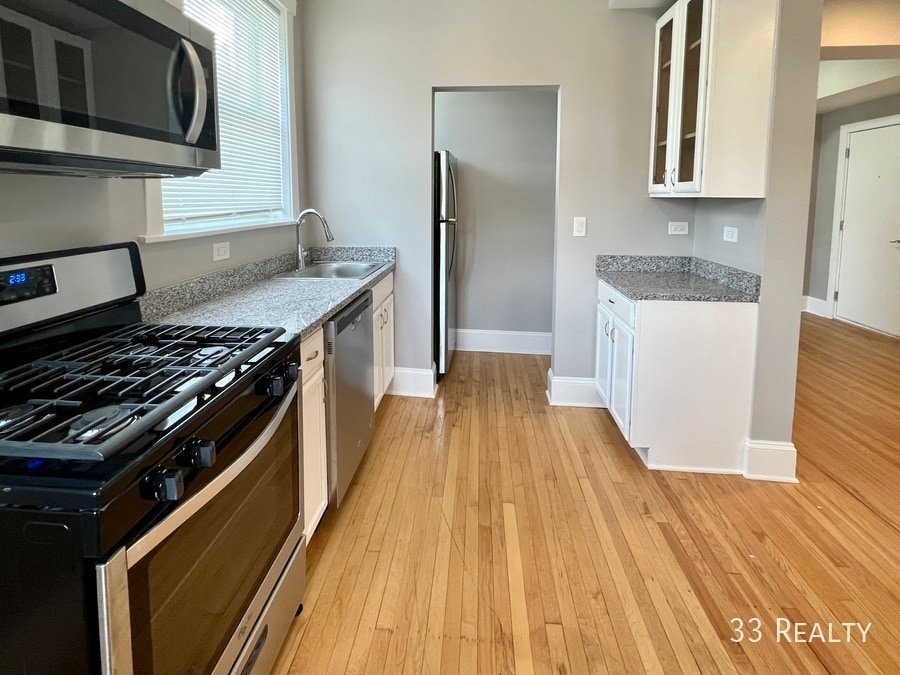 Primary Photo - 2 Bed 2 Bath / Oak Park / Laundry in Unit ...