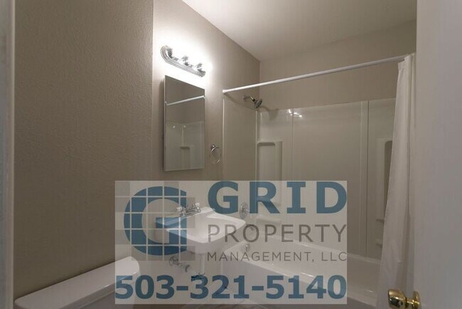 Building Photo - Newly Rennovated 3 Bedroom Home - Large Co...