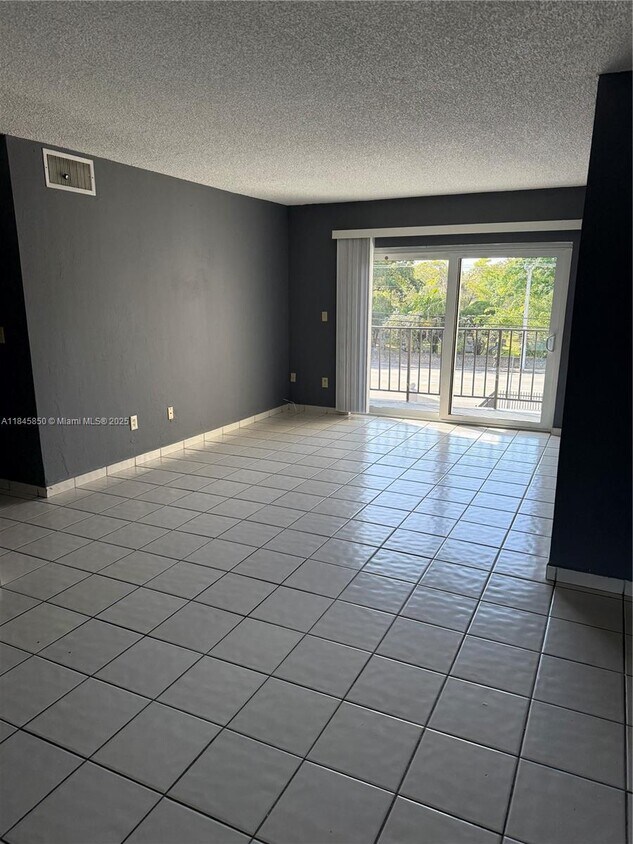 Foto principal - 5501 NW 7th St