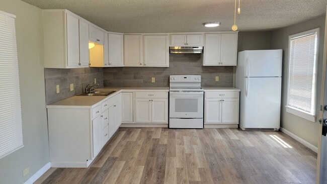 Building Photo - Fully Updated 2/1 Home Available May 2026