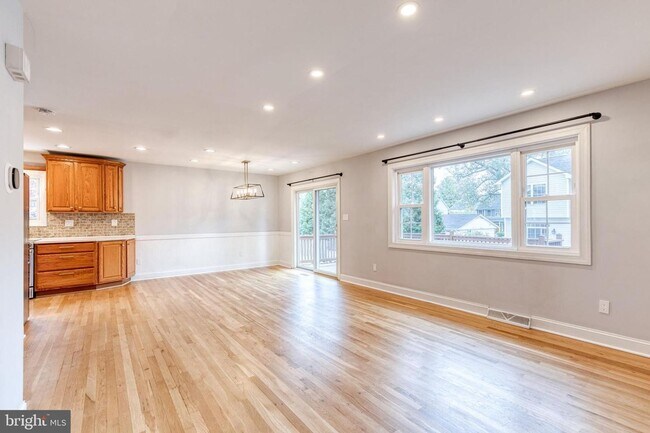 Building Photo - stunning, contemporary detached 4 bed 2 ba...