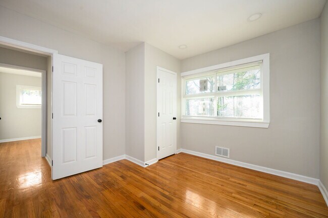 Foto del edificio - 2169 Green Forrest Dr