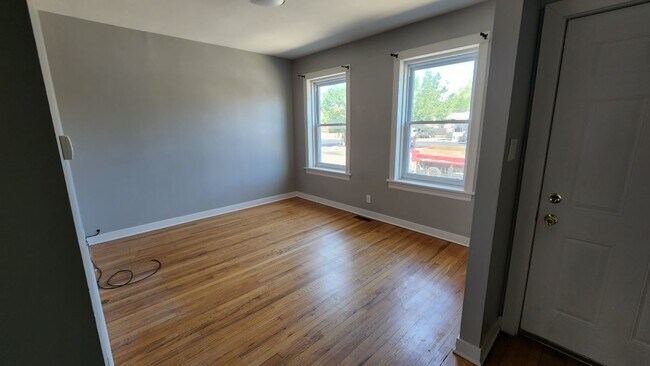 Building Photo - 2343 W Foster Ave