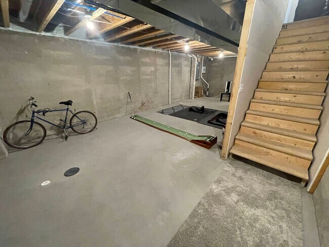 Building Photo - 2 bed / 2.5 bath townhouse in Fitchburg