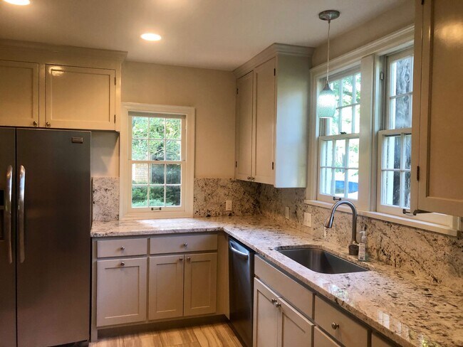 Foto del edificio - Stunning Midtown Home In Highly Desirable Bren Rose!