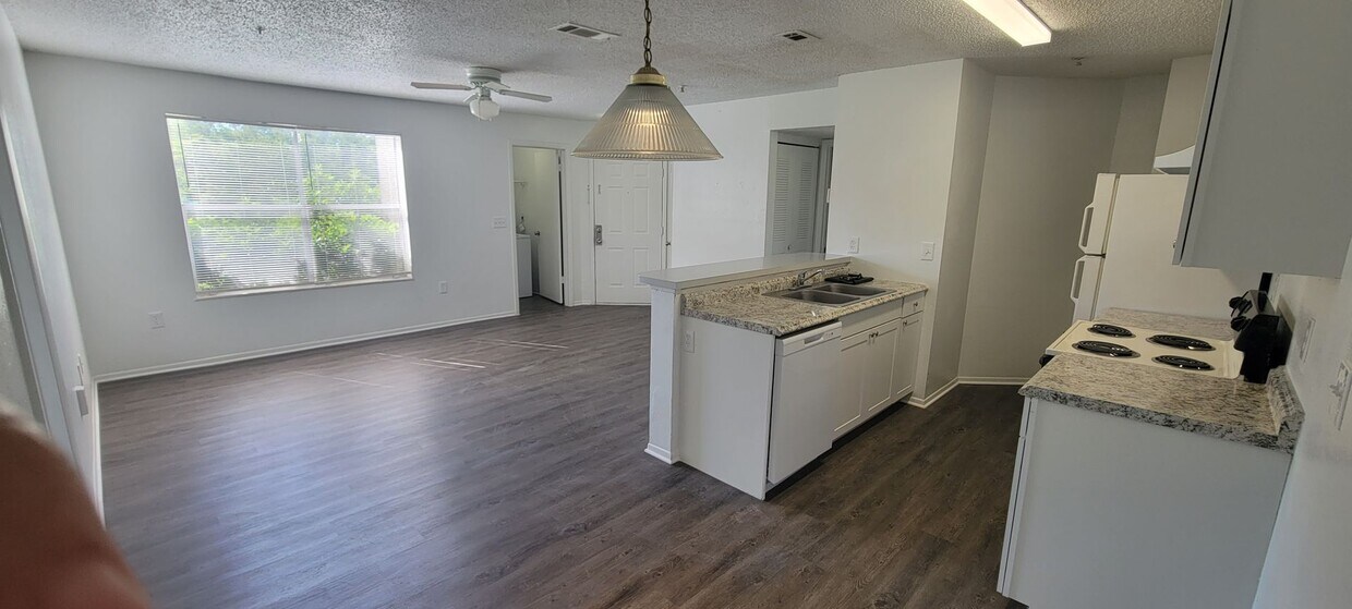 Foto principal - Renovated Two bedroom Two bath condo