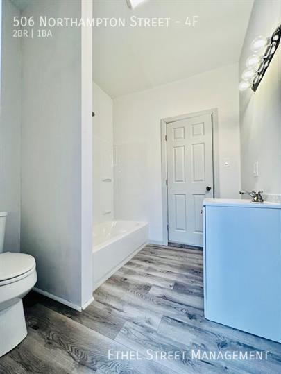 Building Photo - Newly-Updated 2 Bedroom Apartment
