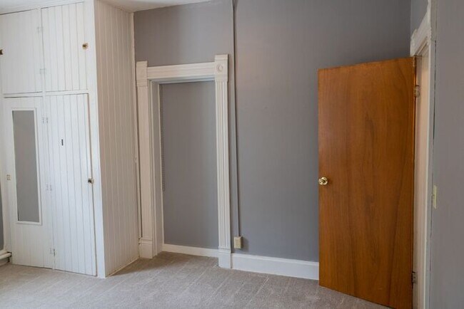 Foto del edificio - $2,100 | 3 Bedroom, 2 Bathroom House | Pet...