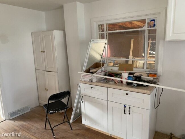 Building Photo - 4 br, 1 bath House - 737 Second ave