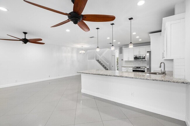 Building Photo - 6684 Via Regina