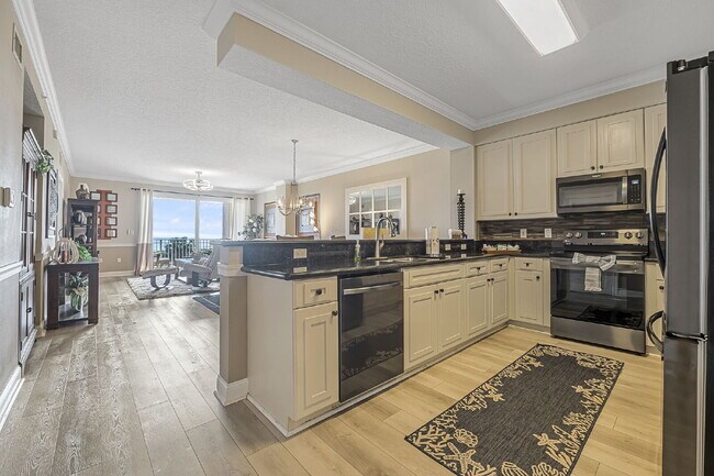 Foto del edificio - Available for a 7-12 month lease, Unit 208 has a beautiful oceanfront setting.