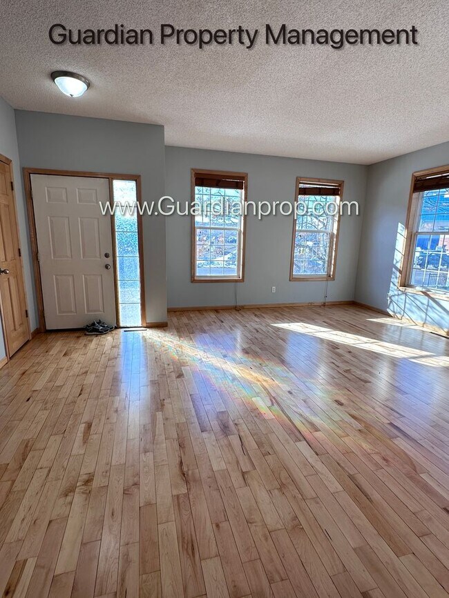 Foto del edificio - Hopkins Single Family Home, 2 Car Garage, Office, Gas Fireplace, Primary Suite