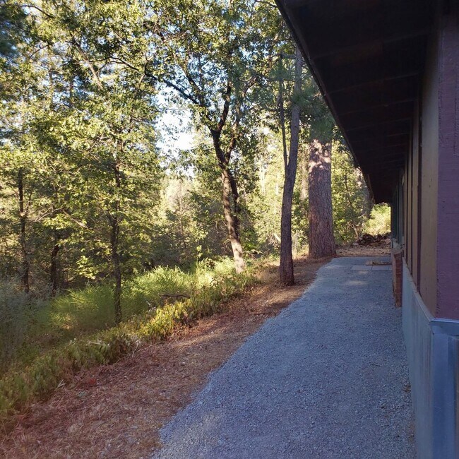 Foto del edificio - 20940 Pine Ln