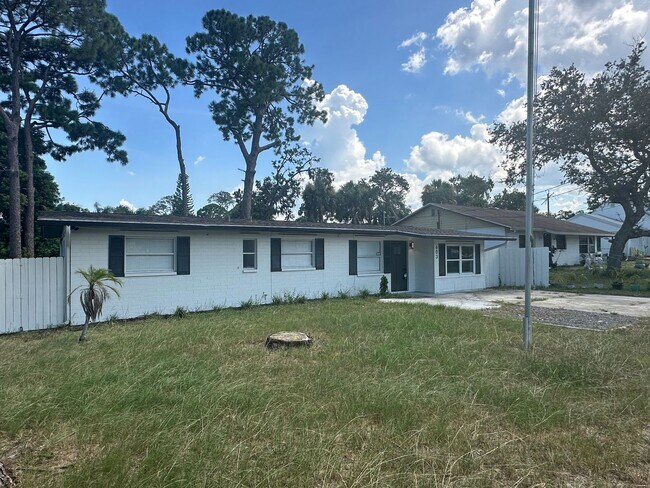 Building Photo - Recently Remodeled 3br/2ba New Smyrna Beac...