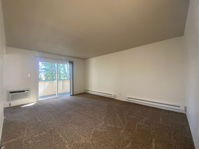 Building Photo - 1 bedroom, 1 bathroom upstairs unit