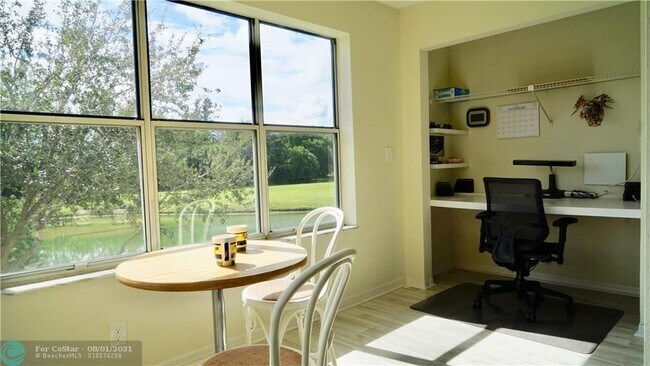 Foto del edificio - 3330 Pinewalk Dr N