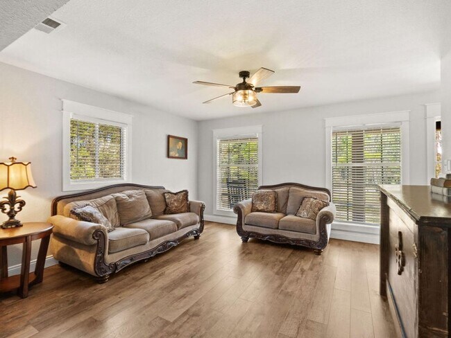 Foto del edificio - 1691 Lake Vernon Rd