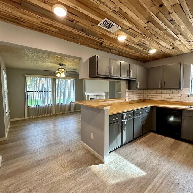 Building Photo - 2807 W Slaughter Ln