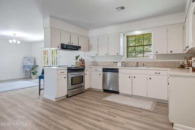 Foto del edificio - 3 bed, 2 bath brick-on-slab on Johnston Street